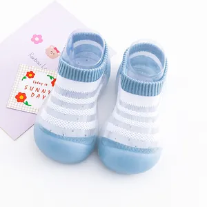 Detailansicht der atmungsaktiven hellblauen Baby-Lauflernschuhe aus Eisseide mit weicher Sohle