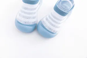 Nahaufnahme von atmungsaktiven hellblauen Baby-Laufsocken mit weicher Gummisohle