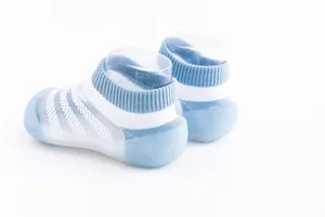 Detailansicht der atmungsaktiven Eisseide-Babysöckchen mit weicher Gummisohle