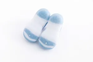 Detailansicht der rutschfesten Gummisohlen für atmungsaktive Baby-Eisseidensocken