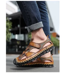 Vista detallada de sandalias de cuero para hombre cosidas a mano con inserciones de malla