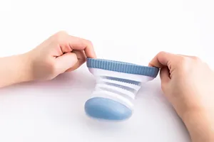 Detailansicht elastischer atmungsaktiver Eisseide Baby-Bodensocken mit weicher Gummisohle