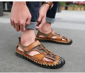 Detalle de sandalias marrones de exterior cosidas a mano para hombre con malla transpirable