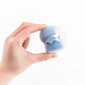 Detailansicht der Flexibilität und weichen Sohle der atmungsaktiven Baby-Söckchen