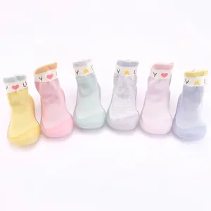 Mehrfarbige Baby-Socken-Schuhe mit weicher Anti-Rutsch-Sohle