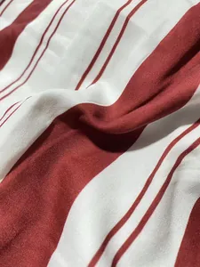 Vista macro della trama del tessuto a righe rosse e bianche per vestaglie da uomo