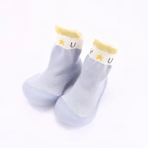 Detailansicht hellblauer Baby-Stricksockenschuhe mit weicher Gummisohle für Kleinkinder
