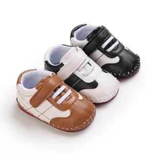 Dettaglio di scarpe per neonati in pelle PU morbida con suole in gomma antiscivolo.