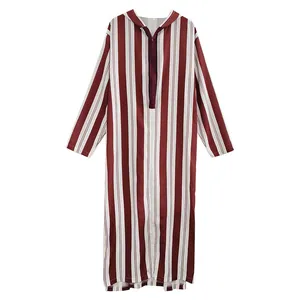 Vista dettagliata del caftano da uomo a righe con cappuccio, stile ampio, rosso e bianco