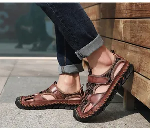 Detalle de sandalias de cuero marrón cosidas a mano para hombre para uso casual al aire libre