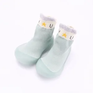 Detailansicht der minzgrünen Baby-Söckchenschuhe mit weichen Gummisohlen.