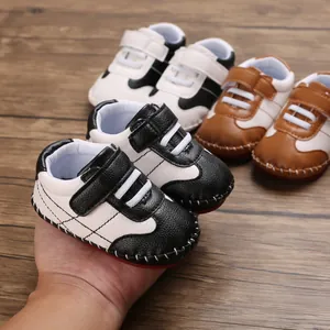 Primo piano di scarpe da camminata per neonati in pelle PU con suole in gomma antiscivolo