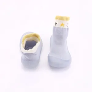 Hellblaue weiche Baby-Socken-Schuhe mit gestricktem Sternenmuster und gelbem Rand für Babys