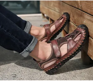 Primer plano de sandalias de cuero marrón para hombre con diseño calado y suelas gruesas