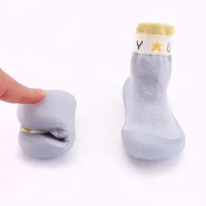 Flexible Babyschuhe mit weicher Sohle und gestricktem Sternenmuster in der Nahaufnahme