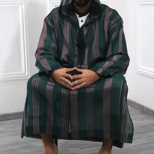 Tunica lunga con cappuccio da uomo con stampa a righe verde scuro e vestibilità