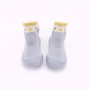 Detailansicht der hellblauen Baby-Söckchenschuhe mit weichen, flexiblen Gummisohlen