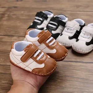 Primo piano di sneakers per neonati in ecopelle con bellissimi dettagli di cuciture