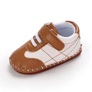 Sneakers per neonati in pelle PU marrone e bianca con velcro e suola in gomma