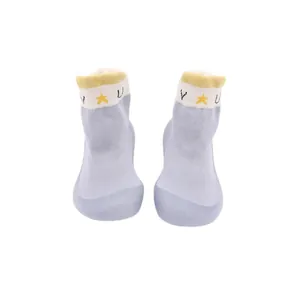 Hellblaue gestrickte Baby Söckchen Schuhe mit gelbem Sternmuster und weicher Gummisohle