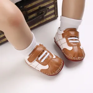 Scarpe da ginnastica in pelle PU marrone e bianco per neonati con suole antiscivolo