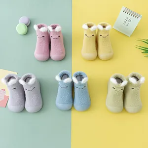 Süße Cartoon-Bär-Baby-Hausschuhe in verschiedenen Farben mit dickem Fleece-Futter für den Winter