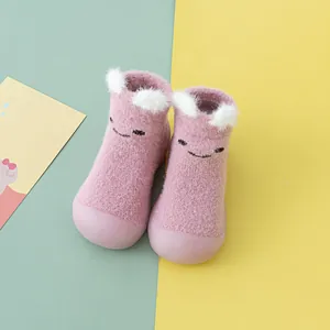 Rosa Baby-Lernlaufschuhe aus Nerzsamt mit süßen Bärenohren und Gesicht
