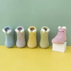 Bunte Cartoon-Bären-Babyschuhe mit weichem Fleece und einer rutschfester Gummisohle
