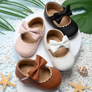 Vier kleuren baby prinsessenschoenen met strik op een achtergrond met strandthema