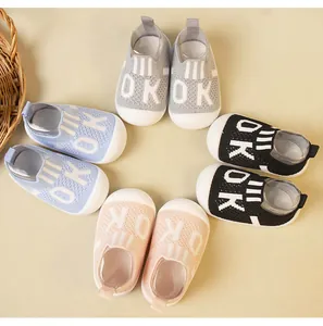 Detailansicht von atmungsaktiven Baby-Lauflernschuhen in verschiedenen Pastellfarben