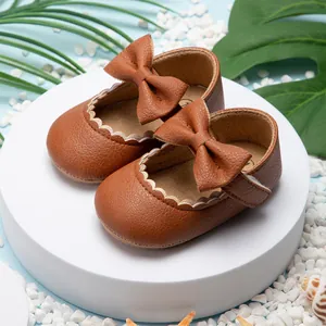 Gedetailleerde macro-opname van bruine baby prinsessenschoenen met leren strik en rand
