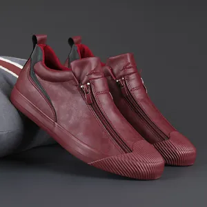 Detailaufnahme stilvoller burgunderfarbener Herren-Freizeitschuhe mit Reißverschluss.