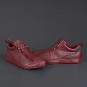 Detailansicht der stilvollen burgunderfarbenen Herren-Sneaker aus Leder mit Reißverschluss