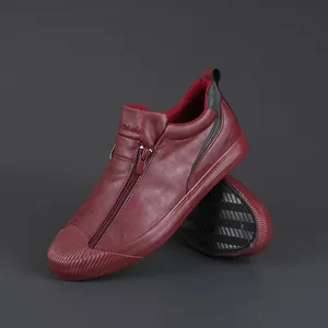 Detailansicht burgunderfarbener Herren-Freizeitschuhe aus Leder mit Frontreißverschluss