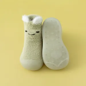 Detailansicht von Baby-Bodenschuhen aus Nerzpelz mit 3D-Ohren und rutschfester Sohle