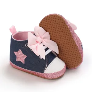 Detalle de lindos zapatos de bebé en mezclilla con lazo rosa y estrella brillante (85 chars)