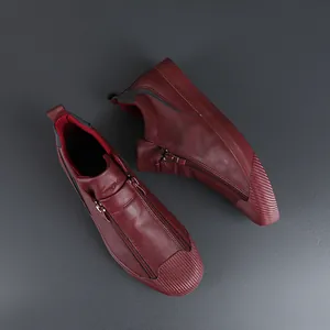 Draufsicht auf burgunderrote Herren-Freizeitschuhe aus Leder mit Reißverschluss-Detail