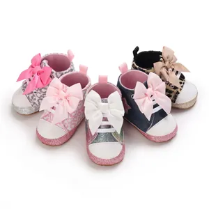 Vista detallada de zapatos de bebé tipo botita con lazos grandes para niñas pequeñas