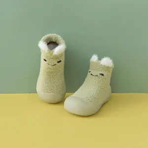 Detailansicht süßer grüner Nerzsamt-Babyschuhe mit weißen 3D-Ohren und Cartoon-Gesicht