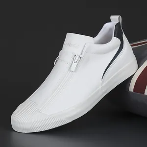 Detailansicht weißer Leder-Sneaker mit Reißverschluss und strukturierter Zehenkappe.