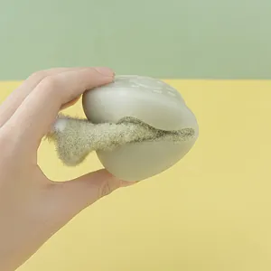 Nahaufnahme der flexiblen Gummisohle von verdickten Fleece Baby Lauflernschuhen
