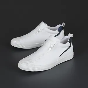 Detailansicht der weißen Herren-Ledersneaker mit Reißverschluss und Muschel-Zehenpartie.