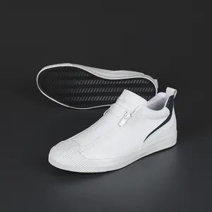 Weiße Herren-Sneaker aus Leder mit Reißverschluss und strukturierter Zehenkappe im Detail