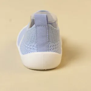 Fersenansicht atmungsaktiver hellblauer Strick-Lauflernschuhe mit weicher Gummisohle