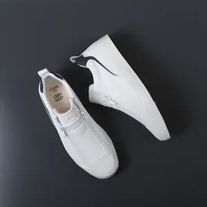 Nahaufnahme weißer Herren-Leder-Sneaker mit seitlichem Reißverschluss und gerippter Zehenkappe.