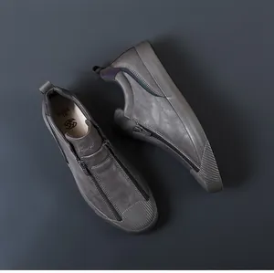 Detailansicht der stylischen Herren Leder Halbschuhe mit Reißverschluss in Grau