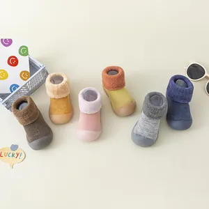 Bunte warme Winter-Babysocken-Schuhe mit weichen rutschfesten Sohlen für drinnen