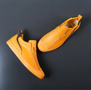 Detailansicht der leuchtend orangefarbenen Sneaker mit Reißverschlüssen und Zehenkappe