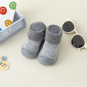 Detailansicht grauer Baby-Socken-Schuhe aus Baumwolle mit warmem Fleecefutter und weicher Sohle.