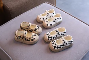 Variété de chaussures bébé avec motifs à pois, léopard et damier élégants
